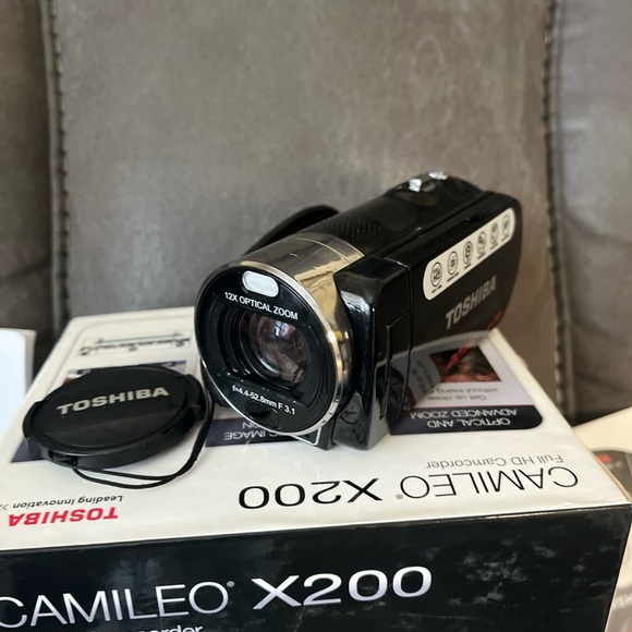 Toshiba Camcorder Camileo X200 Full HD Camera Video Recorder Tested!! - Picture 2 of 16